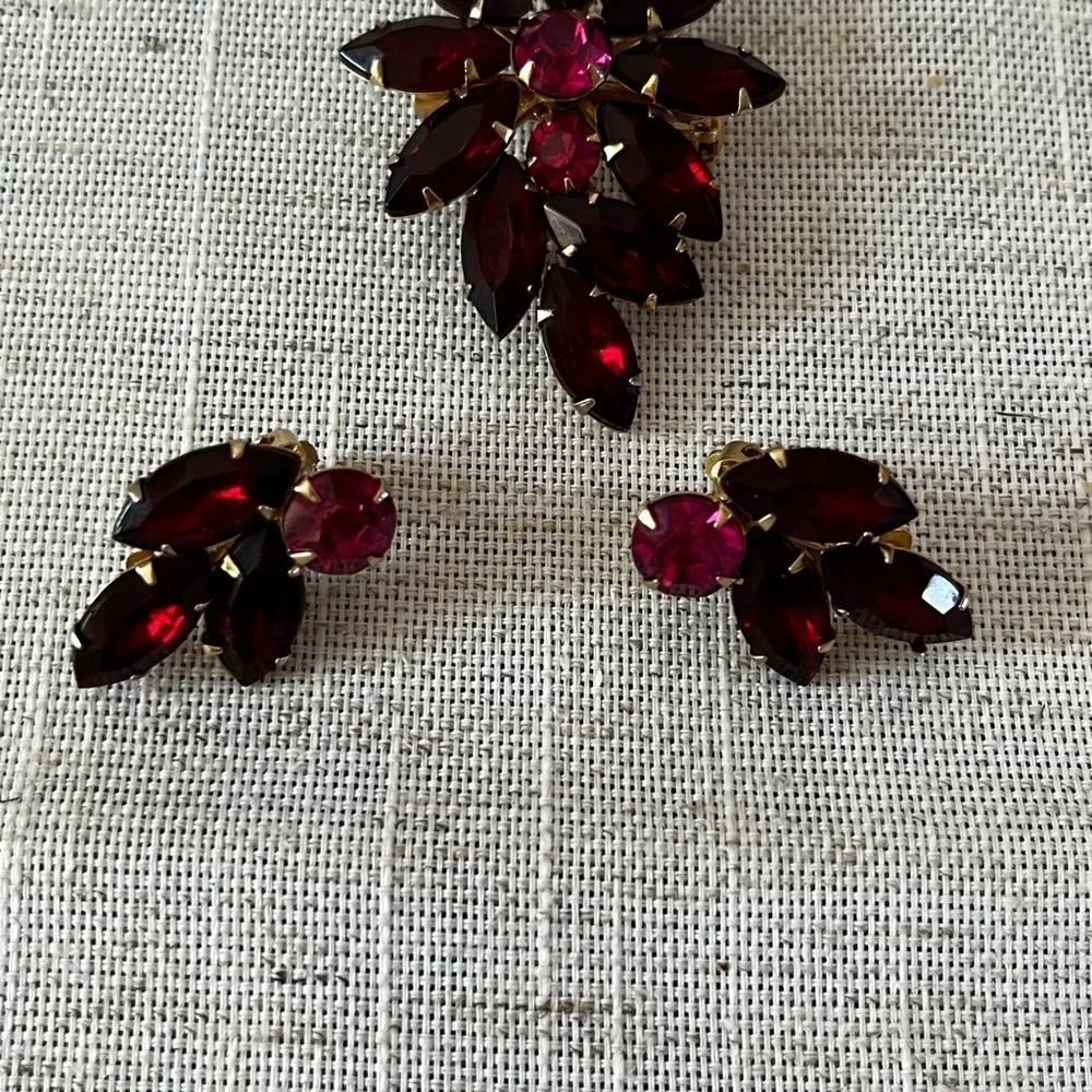 Vintage Weiss Red Rhinestone gold tone Brooch Earrings Set..jewelry set..